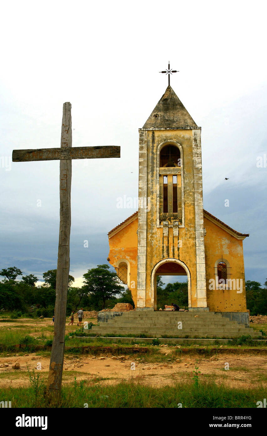 Beschädigte Kirche als Folge der Bombardierung aus dem Bürgerkrieg. Stockfoto