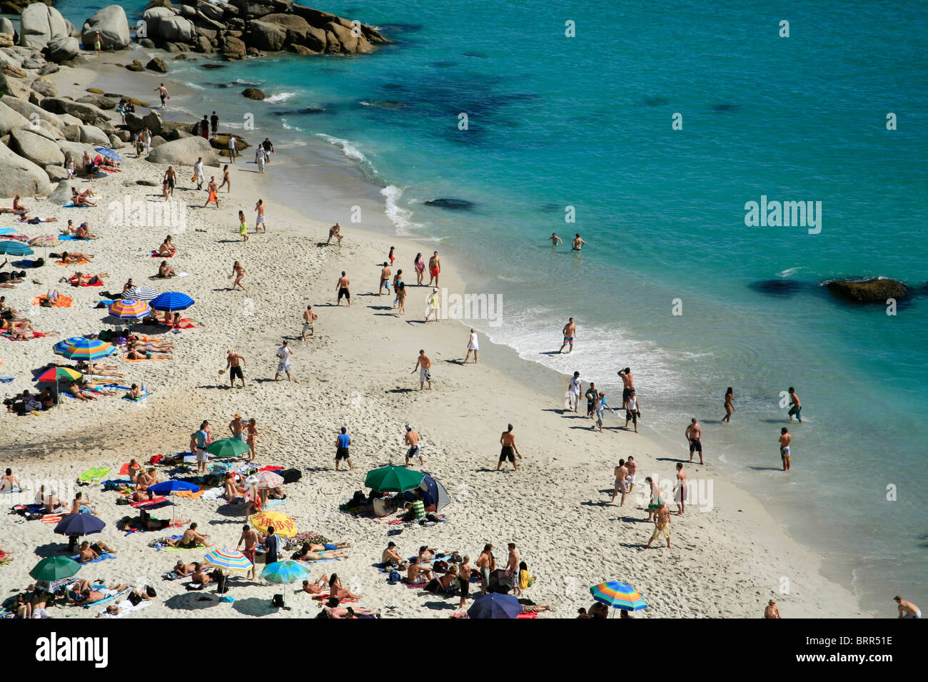 Badegäste und Urlauber am Strand von Clifton des zweiten Stockfoto