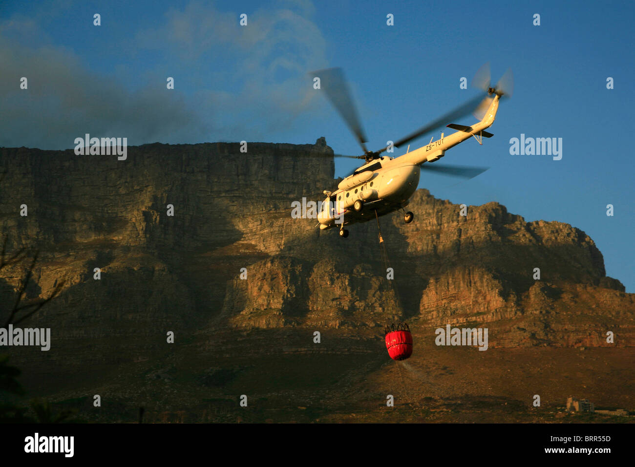 Hubschrauber fliegen im Wasser Bombe ein Feuer auf dem Tafelberg Stockfoto