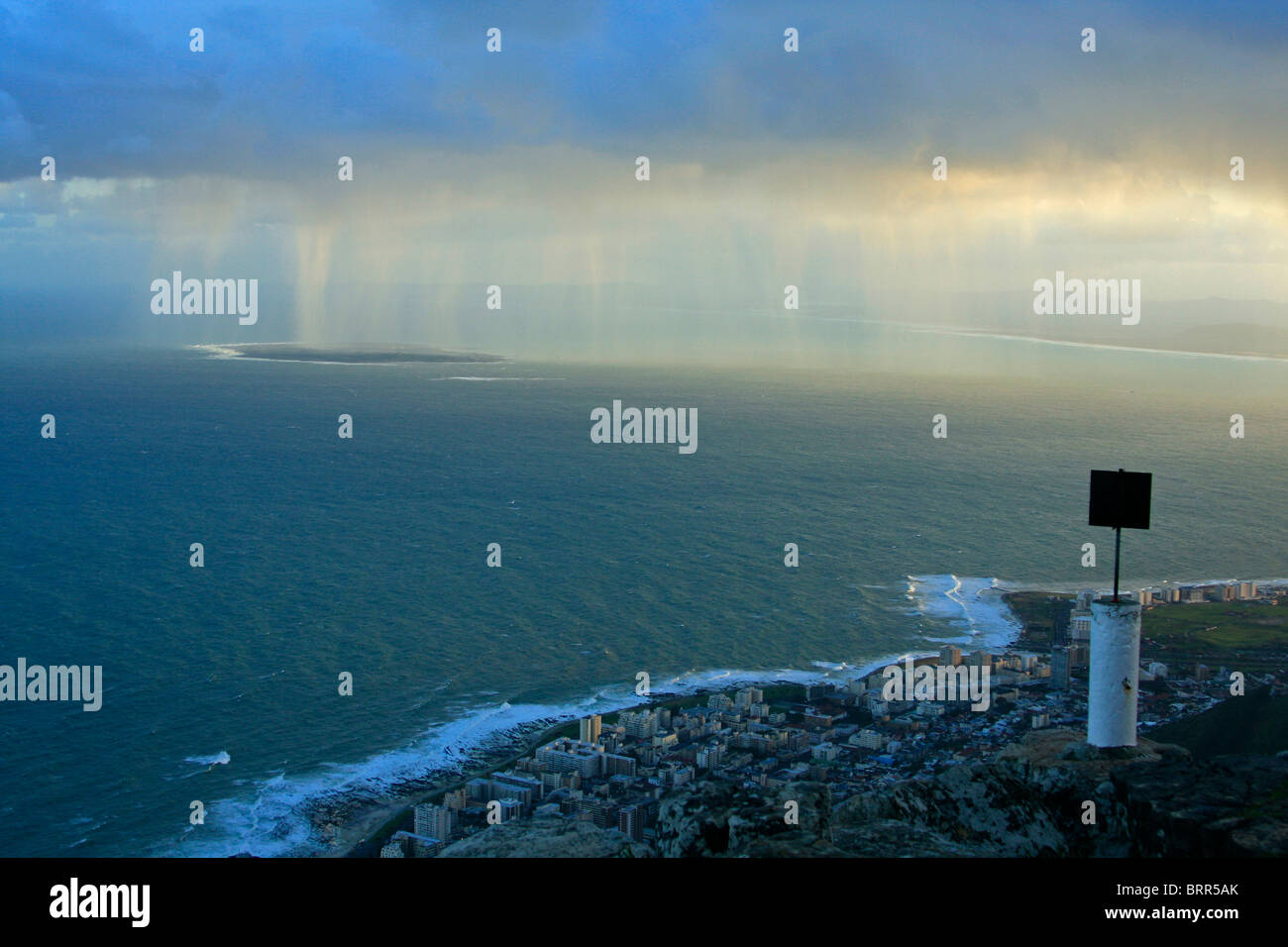 Blick vom Lions Head über den Atlantischen Ozean mit Regen auf Robben Island Stockfoto