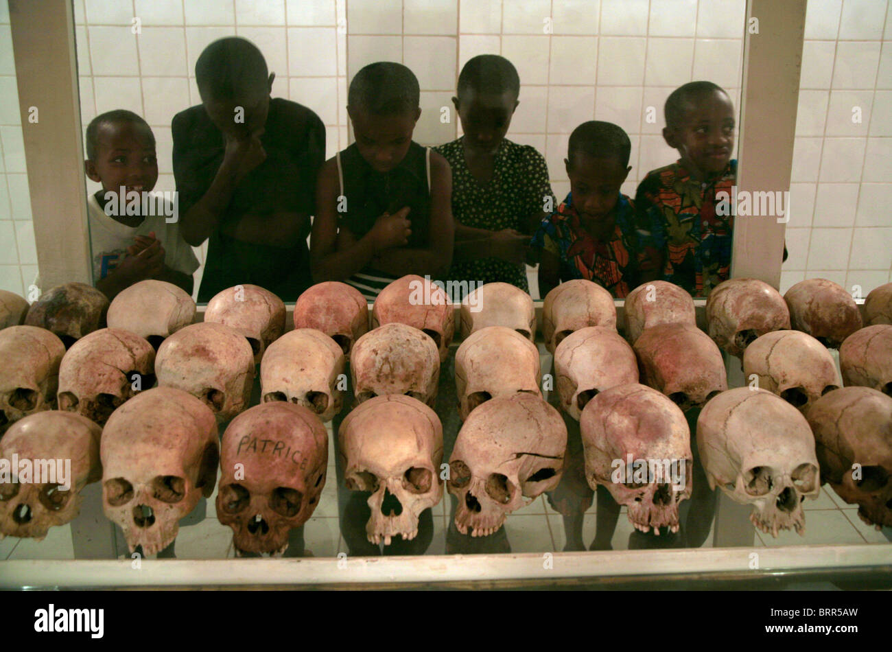 Schädel und Knochen in einem Völkermord Memorial Church, zum Gedenken an den Völkermord in Ruanda 1994 Stockfoto