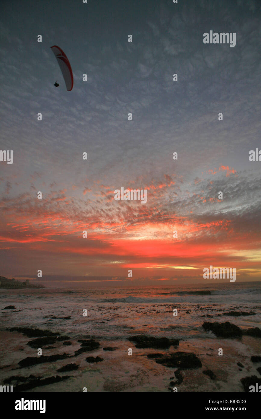 Niedrigen Winkel Ansicht eines Gleitschirms bei Sonnenuntergang Stockfoto