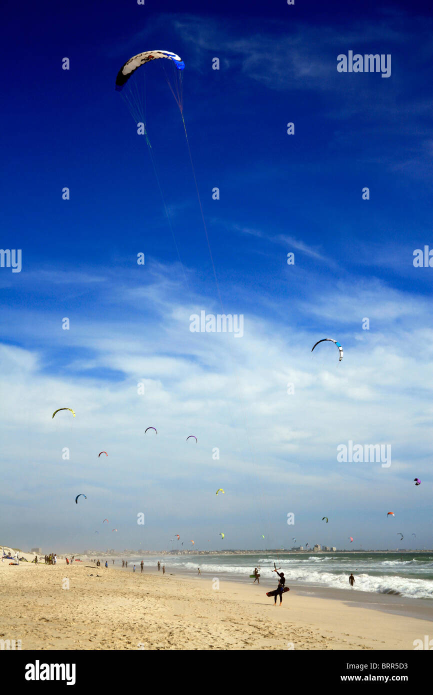 Große Anzahl von Kite-Surfer in der Luft am Blouberg Strand Stockfoto