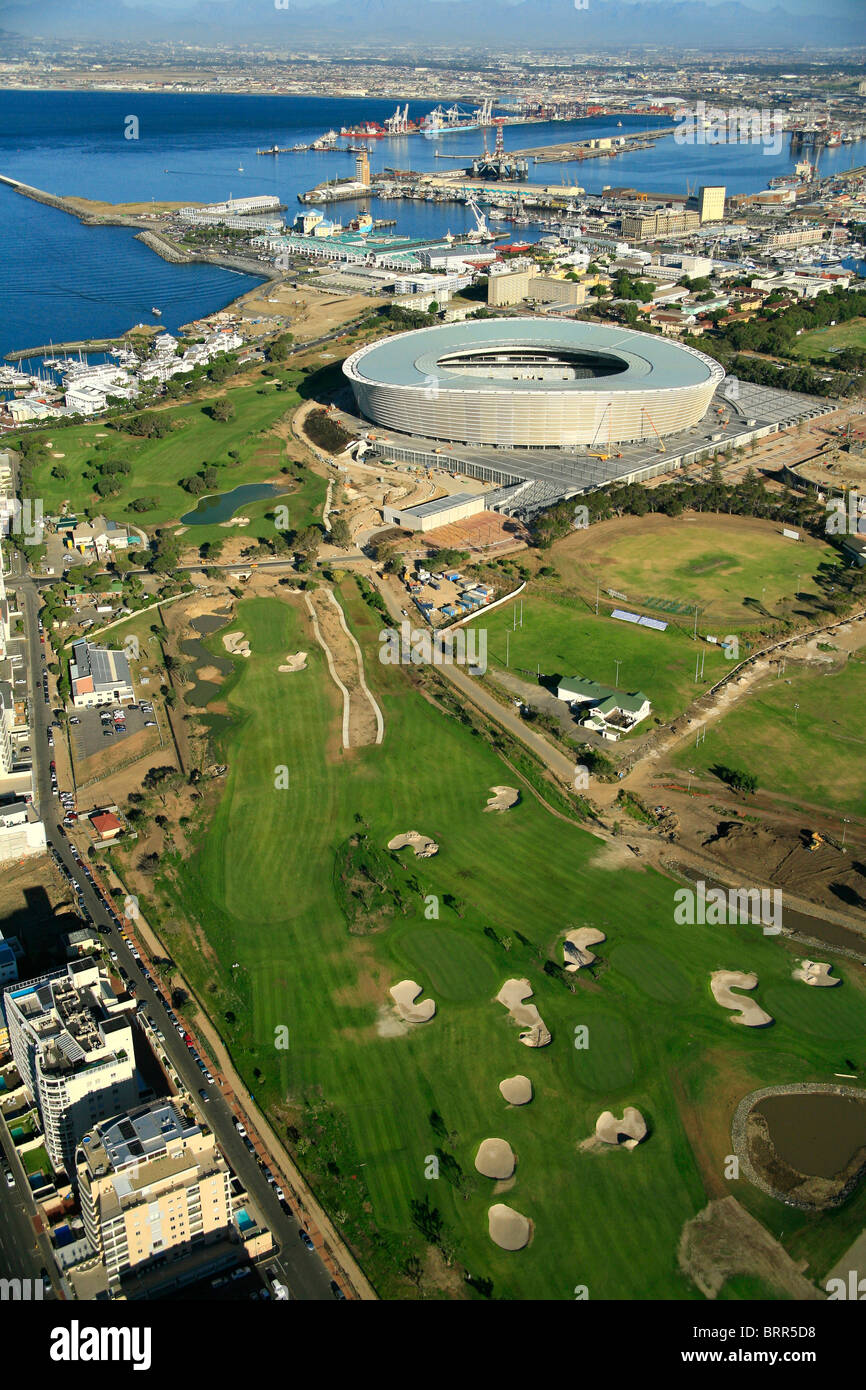 Luftaufnahme des Green Point Stadion, gebaut für die Fußball-WM 2010 mit Kapstadt Hafen im Hintergrund Stockfoto