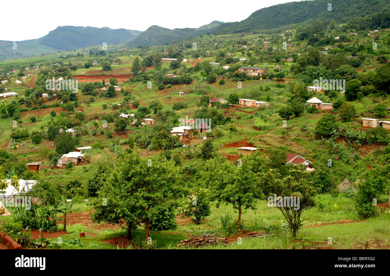Blick über fruchtbare Felder, grüne Ländereien und üppigen Hügeln rund um Sibasa übersät mit traditionellen Venda-Häuser Stockfoto