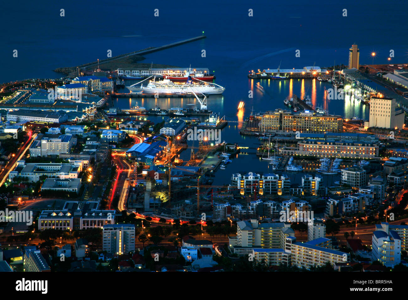 Vogelperspektive Blick auf Kapstadt Hafen nachts beleuchtet Stockfoto