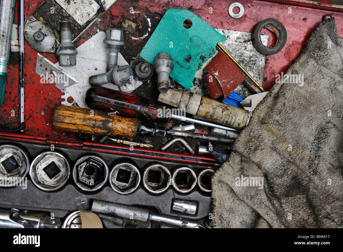 Kfz-Werkstatt mit Mechaniker bei der Arbeit. Stockfoto