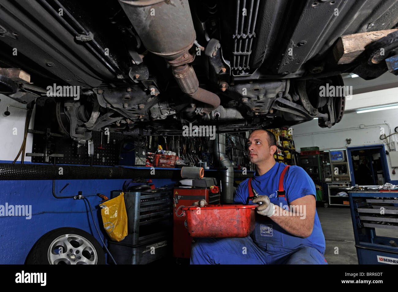 Kfz-Werkstatt mit Mechaniker bei der Arbeit. Stockfoto