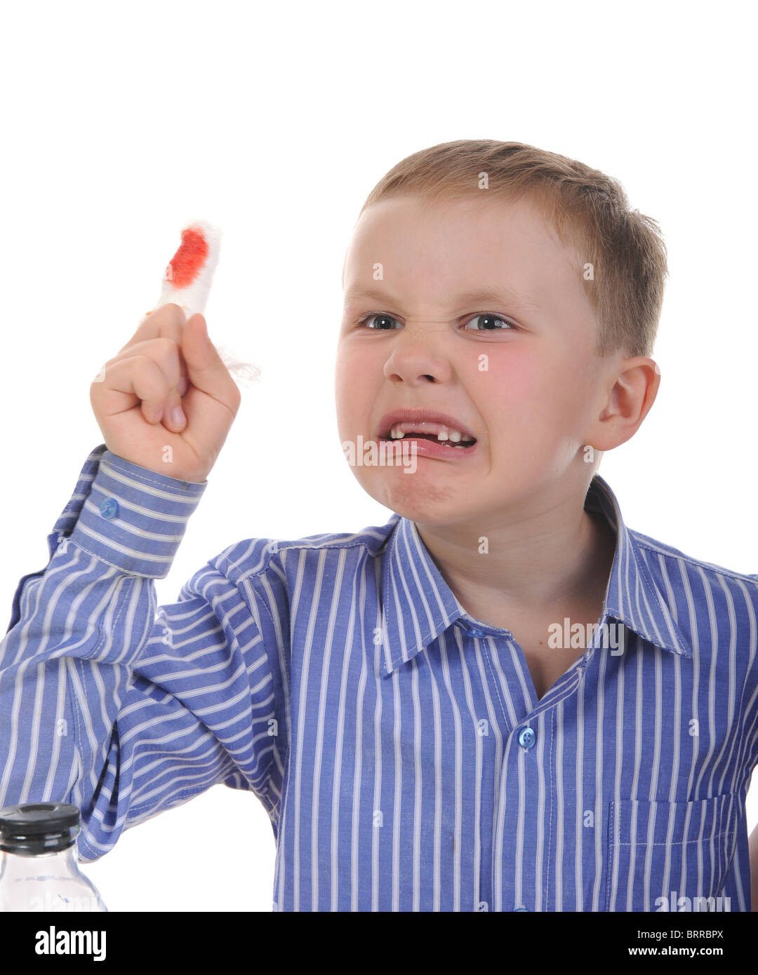 Weinende junge mit einem bandagierten Finger. Stockfoto