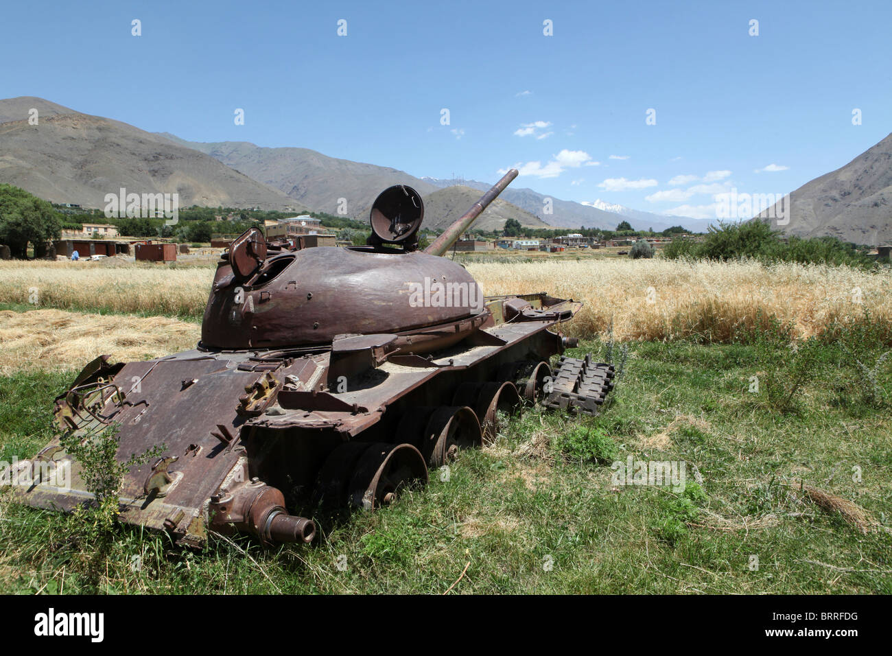 russische Panzer in die afghanischen Felder links Stockfoto