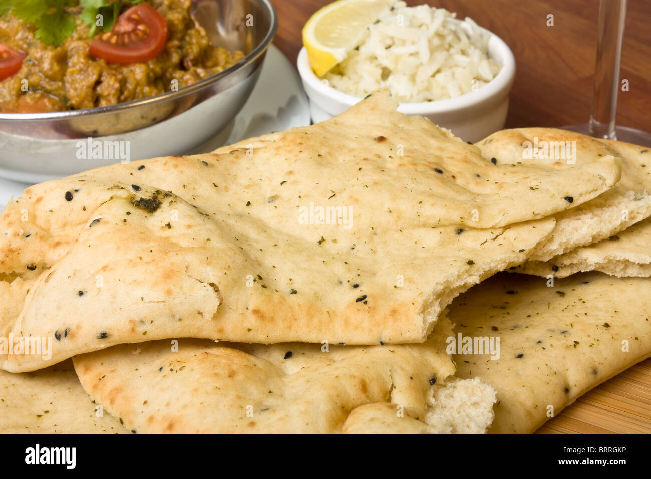 Indisches Curry Mahlzeit Huhn, Reis und Naan Brot. Stockfoto