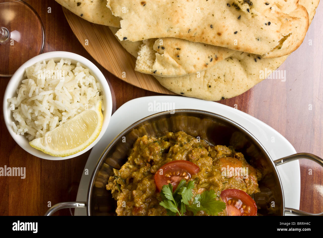 Indisches Curry Mahlzeit Huhn, Reis und Naan Brot. Stockfoto