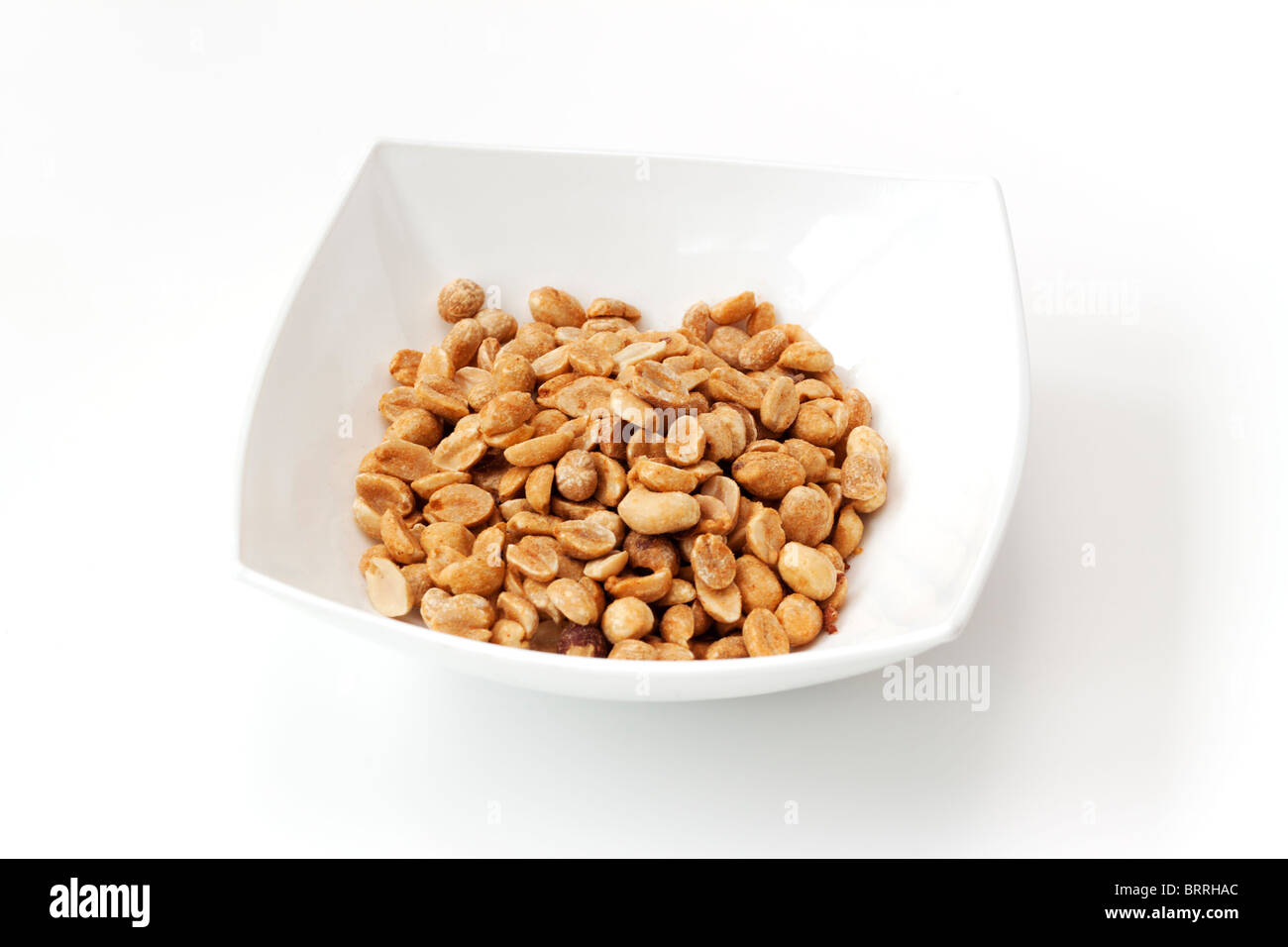 Trocken geröstete Erdnüsse salzigen snack in einem weißen Keramik Teller Stockfoto