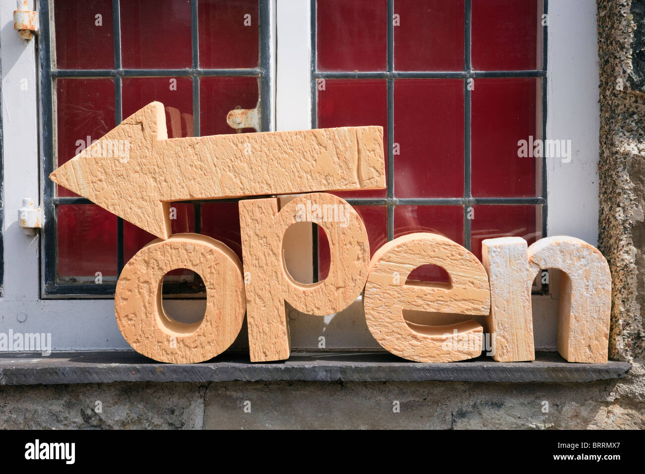 VEREINIGTES KÖNIGREICH. Schild "geöffnet" mit Buchstaben in Stein gemeißelt von Tom Gloster in Werkstätten für Kunsthandwerk. Stockfoto