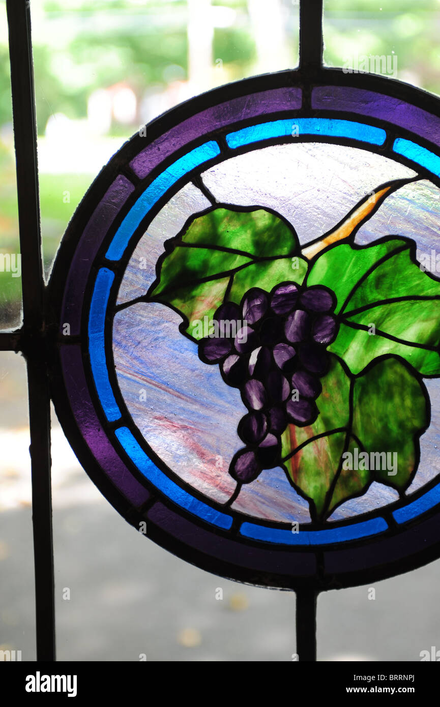 USA New York NY Neapel Region der Finger Lakes - ein Fleck Glas Tür der Trauben an einem Weinstock und Weinguts vorstellen Moore Stockfoto