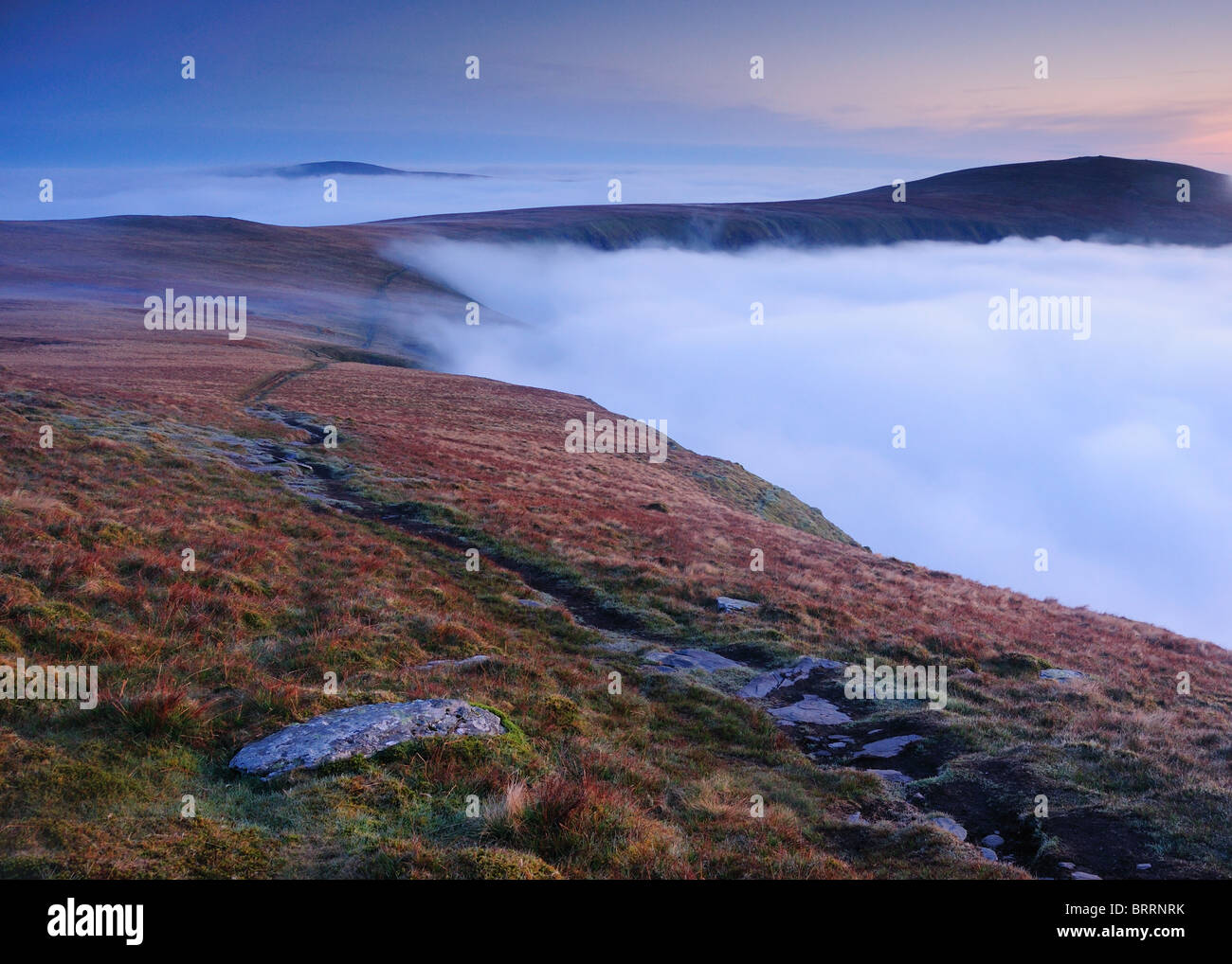 Oberhalb der Wolke auf Bannerdale Felsen im englischen Lake District Stockfoto