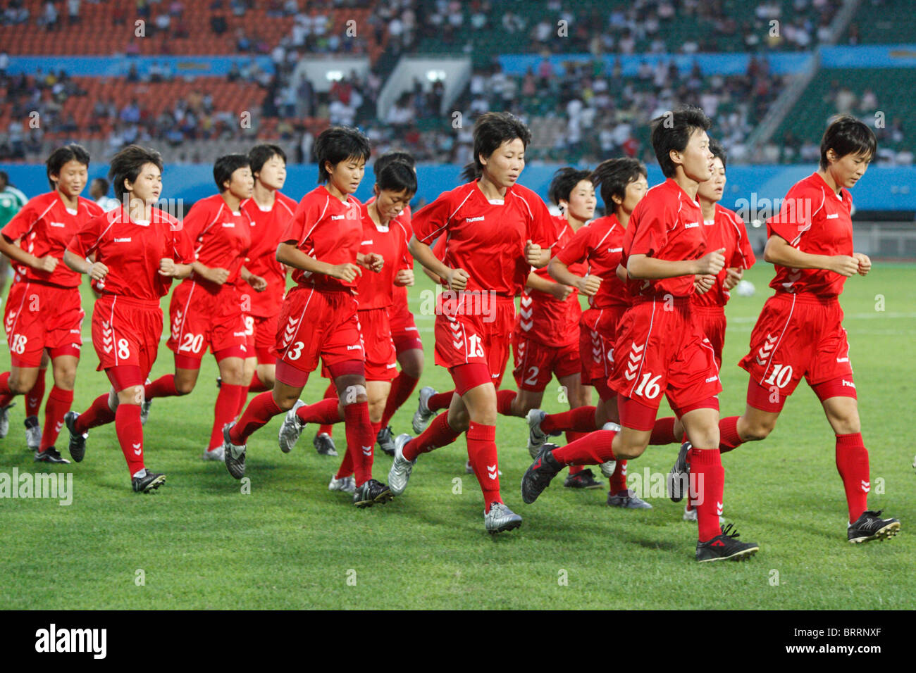 Die nordkoreanische Nationalmannschaft erwärmt sich vor einen 2007-Frauen WM-Fußballspiel gegen Nigeria. Stockfoto