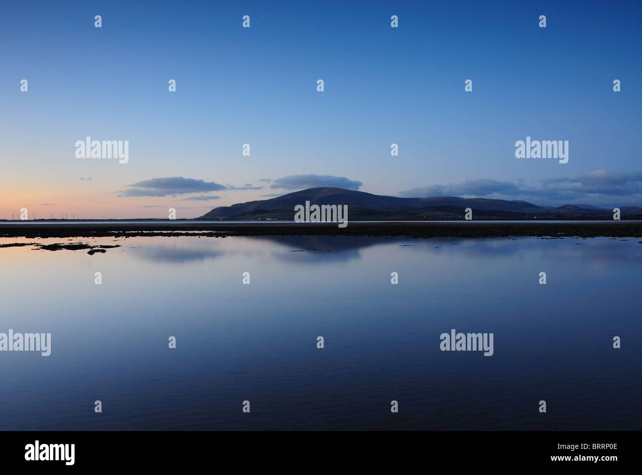 Abenddämmerung Blick auf Black Combe, Berg im englischen Lake District, spiegelt sich im Meer am Sandscale Haws Stockfoto