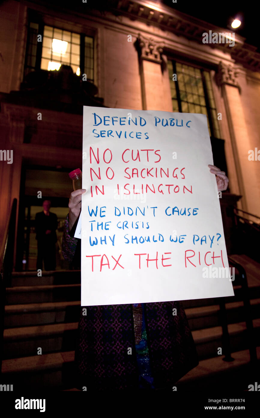 Protest gegen Kürzungen außerhalb Islington Town Hall, London Stockfoto