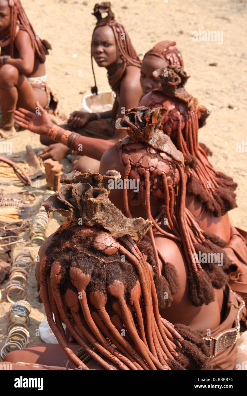 Himbas in der abgelegenen Opuwo Region von Namibia Stockfoto