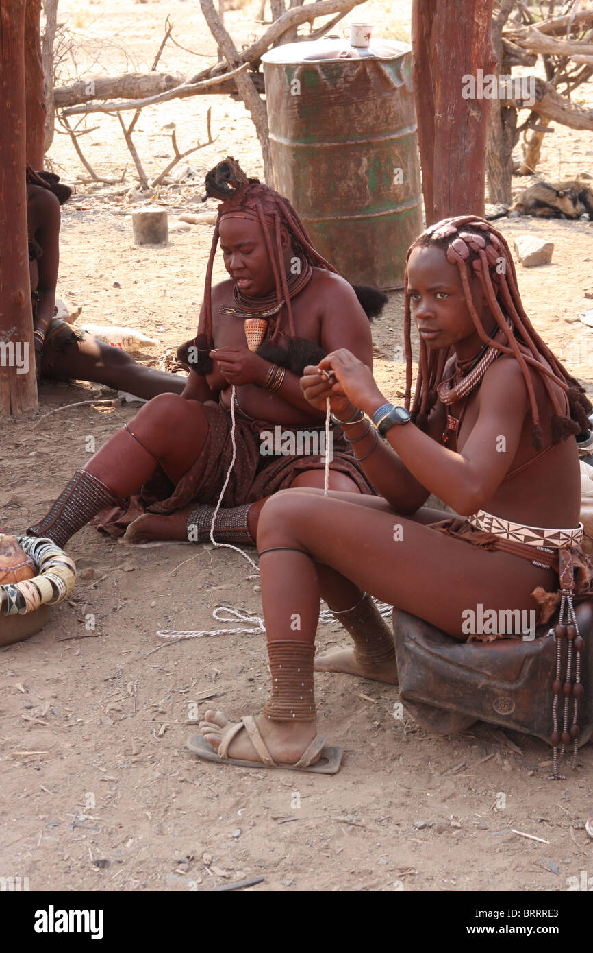 Himbas in der abgelegenen Opuwo Region von Namibia Stockfoto