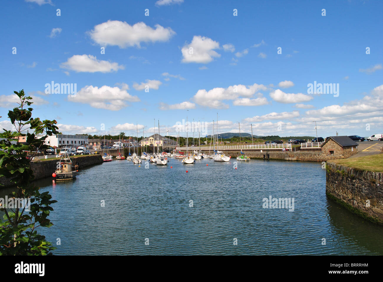 Fluss im Gericht Stadt co Wexford mit flauschigen Wolken und Boote Stockfoto