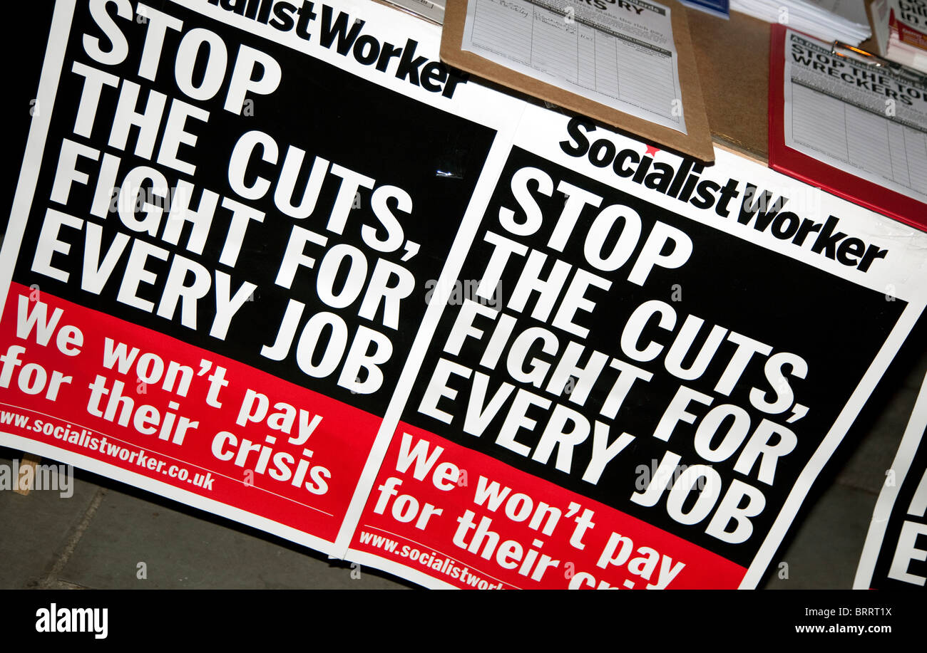 Plakate gegen vorgeschlagene Regierung Ausgabenkürzungen, London Stockfoto