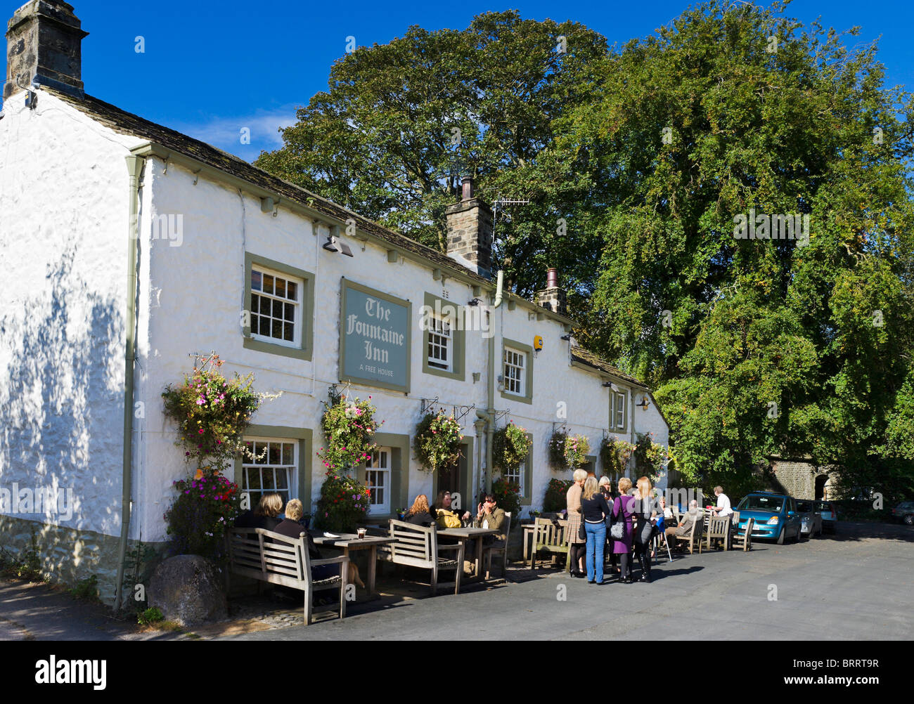 Die Fountaine Inn Pub auf dem Dorfplatz in Linton, nahe Grassington, Upper Wharfedale, Yorkshire Dales, England, UK Stockfoto
