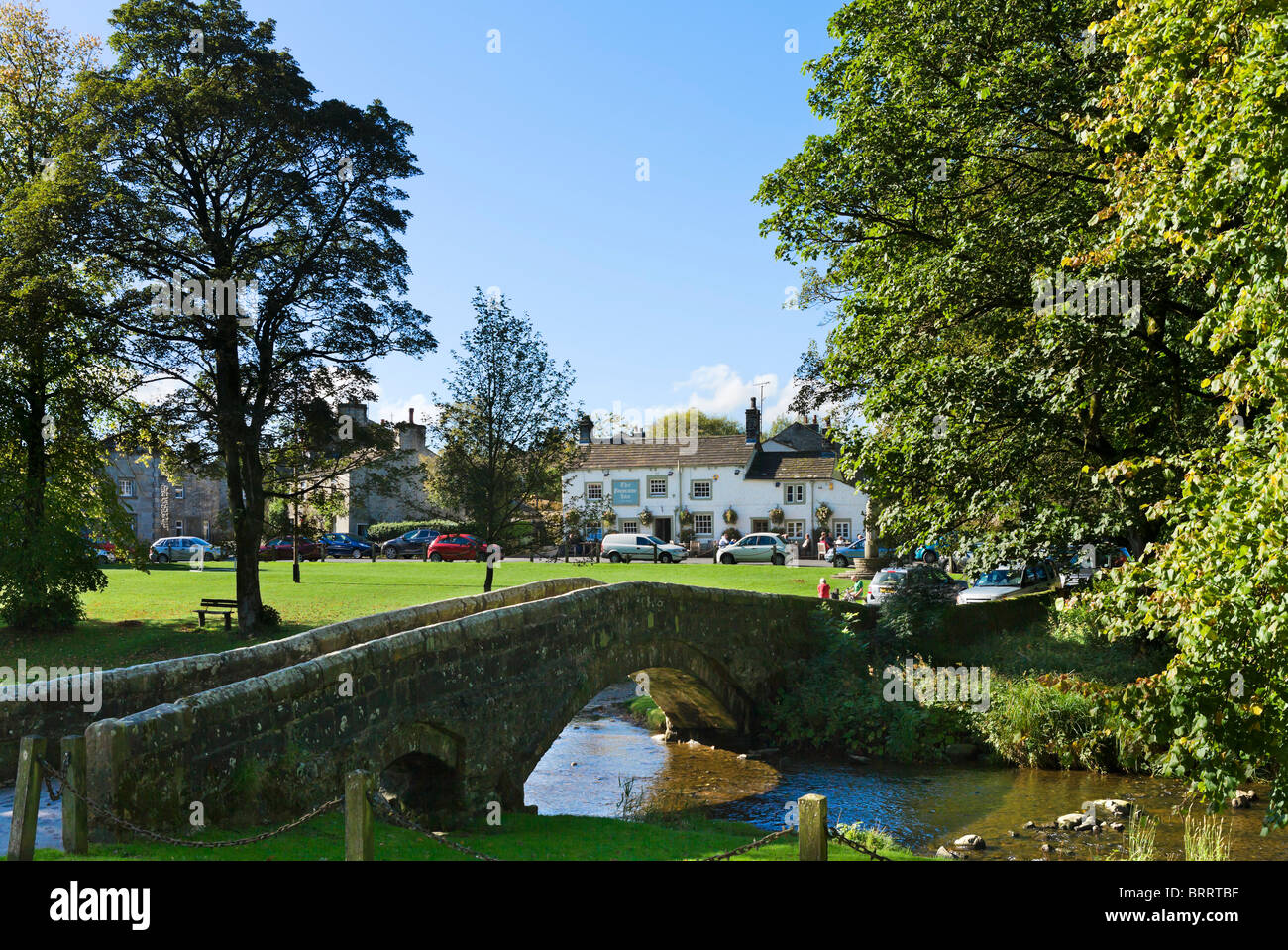 Die Fountaine Inn Pub auf dem Dorfplatz in Linton, nahe Grassington, Upper Wharfedale, Yorkshire Dales, England, UK Stockfoto