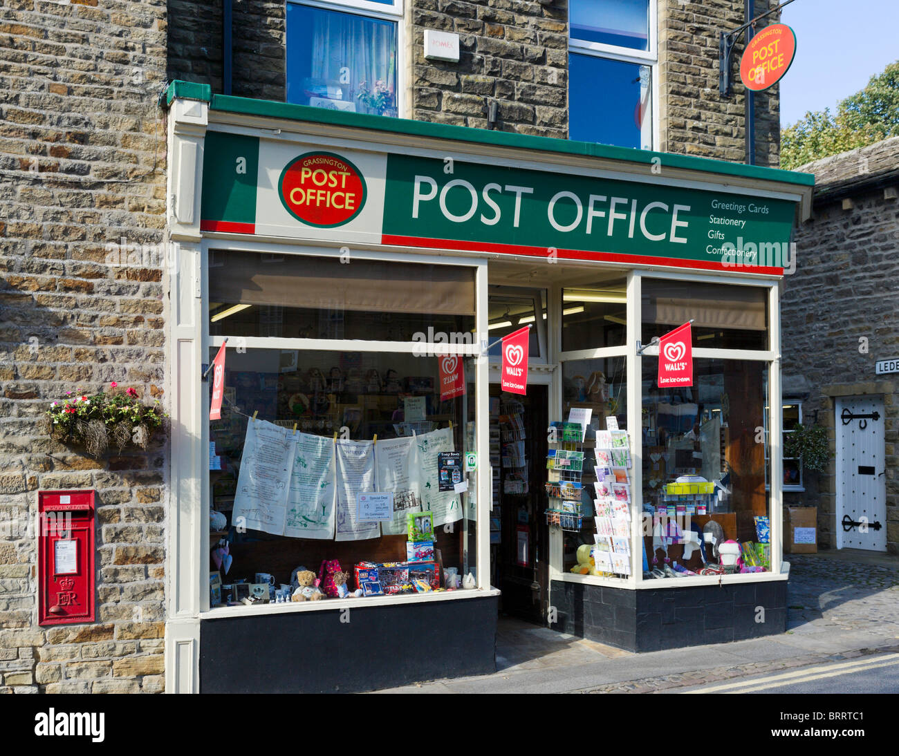 Typisches Dorf Postamt, Grassington, North Yorkshire, England, UK Stockfoto