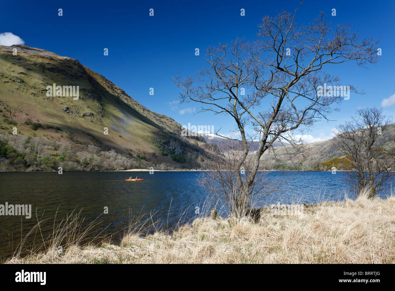 Ein Kanu Segeln auf Nant Gwynant Stockfoto