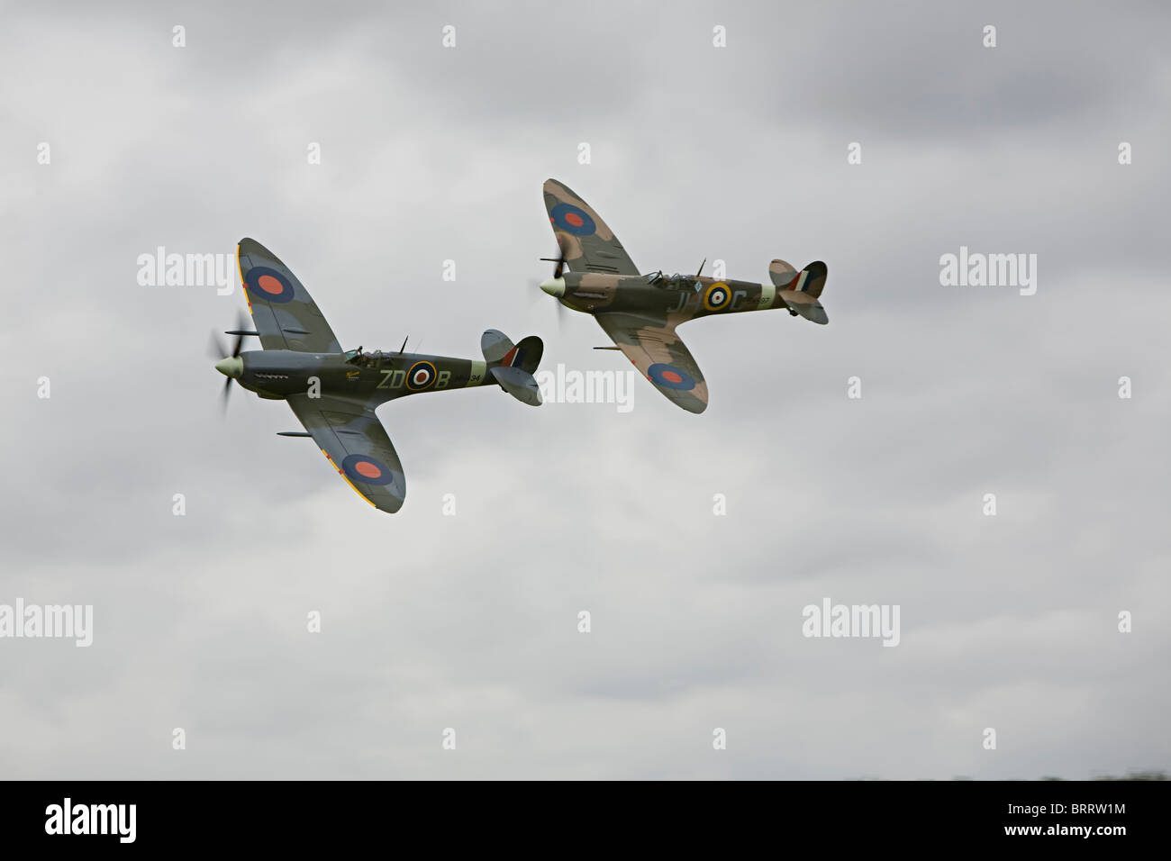 Spitfire und Hurricane fliegen am Goodwood Revival, Chichester, West Sussex Stockfoto