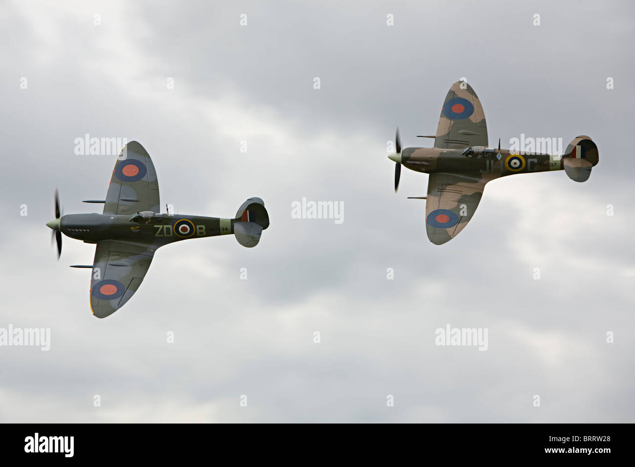 Spitfire und Hurricane fliegen am Goodwood Revival, Chichester, West Sussex Stockfoto