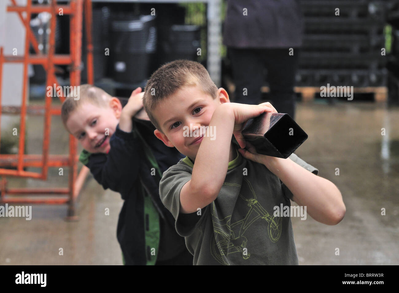 Zwei, jung, jungen, Kind, Kinder, 5 Jahre, 6 Jahre, die ein Abflussrohr Stockfoto