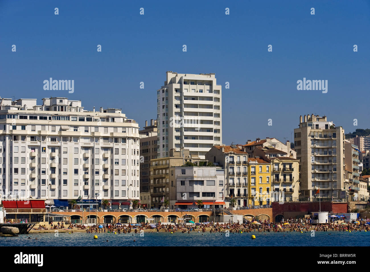 Strand vor Hochhäusern in Marseille, Provence Cote D' Azur, Frankreich Stockfoto
