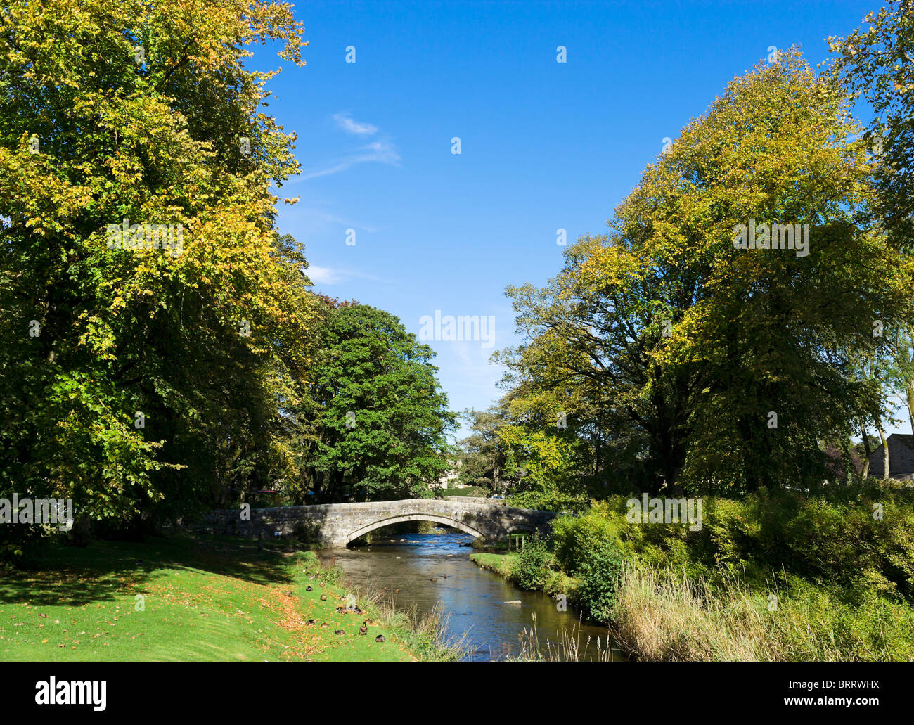 Steinbrücke über Linton Beck im Dorf Linton, nahe Grassington, Wharfedale, Yorkshire Dales National Park, England Stockfoto