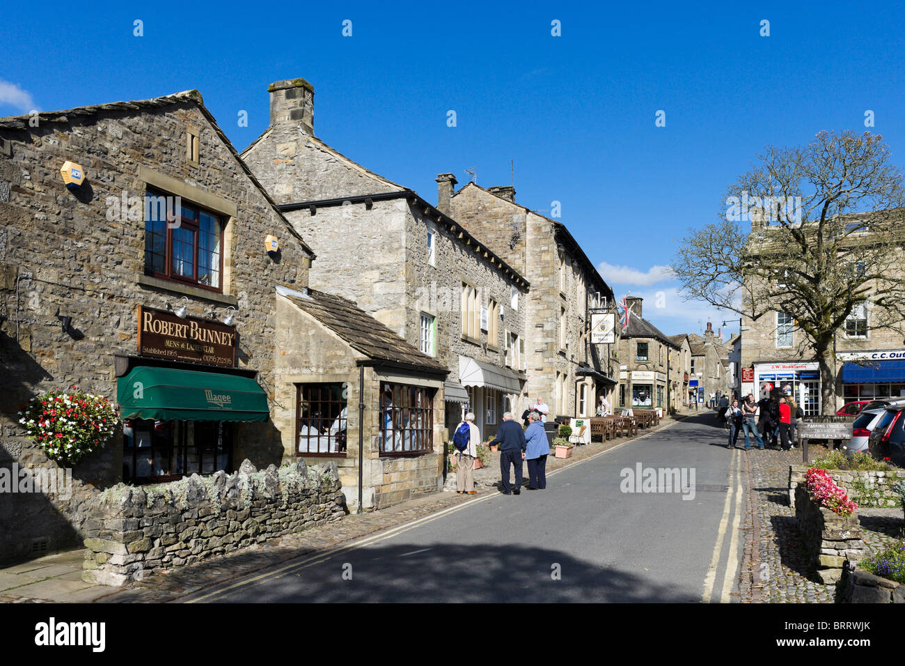 Die Hauptstraße und Platz im Dorf Grassington, Upper Wharfedale Yorkshire Dales, North Yorkshire, England, UK Stockfoto