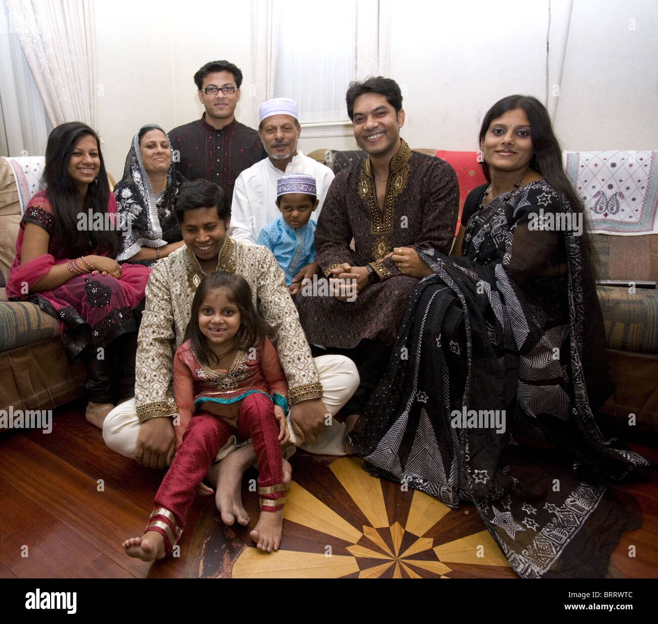 Drei Generation bekommt Bangladeshi amerikanischen muslimischen Familie zusammen am Ende des Ramadan auf Eid, das Fasten zu brechen Stockfoto