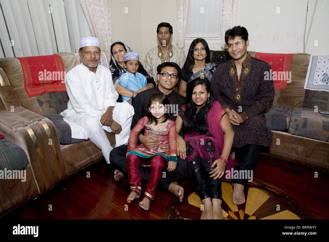 Drei Generation bekommt Bangladeshi amerikanischen muslimischen Familie zusammen am Ende des Ramadan auf Eid, das Fasten zu brechen Stockfoto