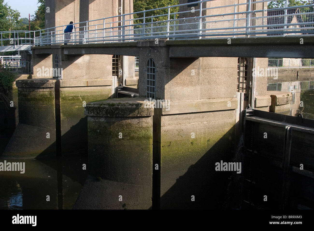 Wasser Flut markiert Säulen Schleuse Flut Verteidigung Mann Stockfoto