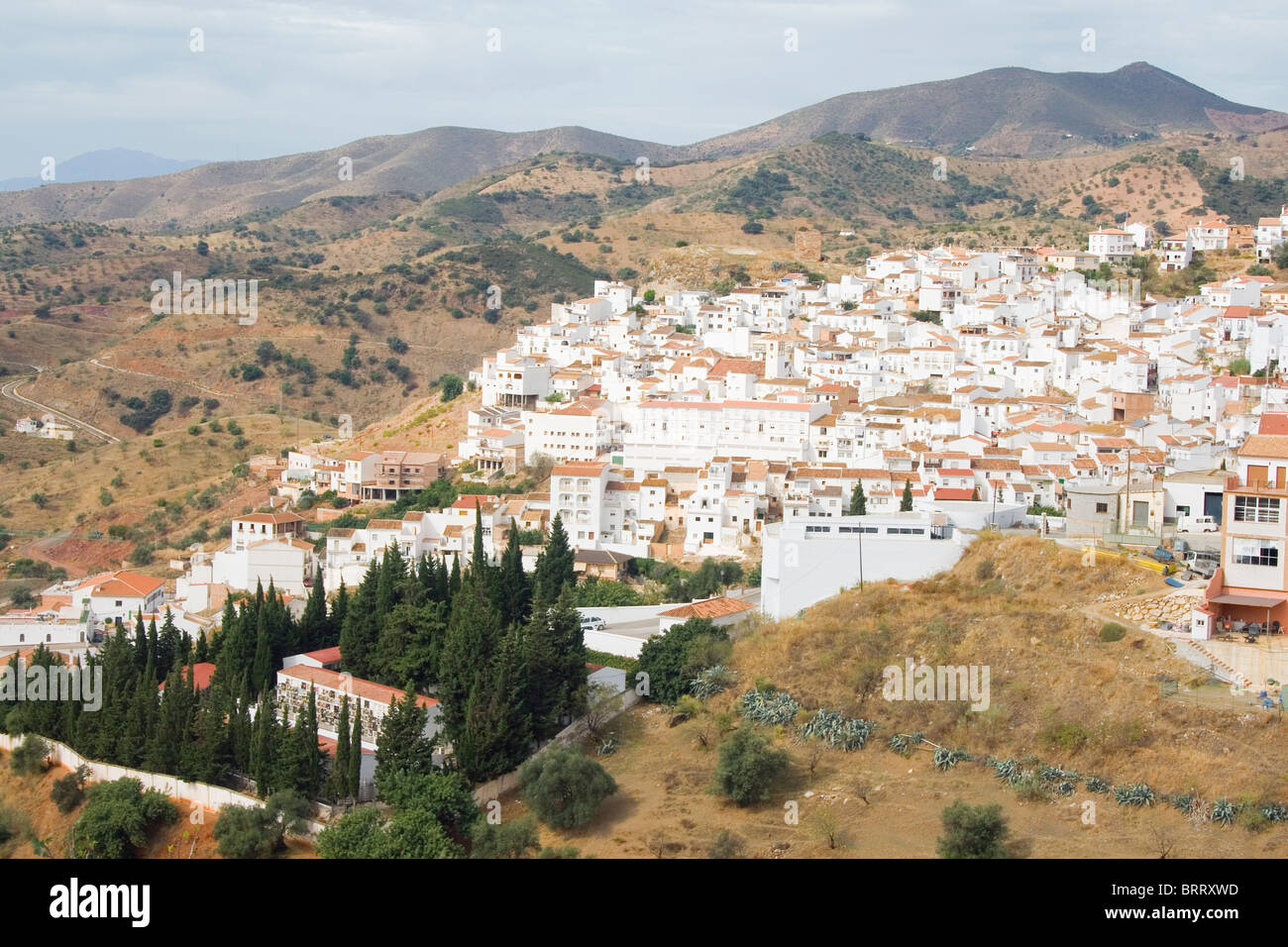 Blick auf die weißen Berge Dorf Almogia, Provinz Malaga, Spanien vom