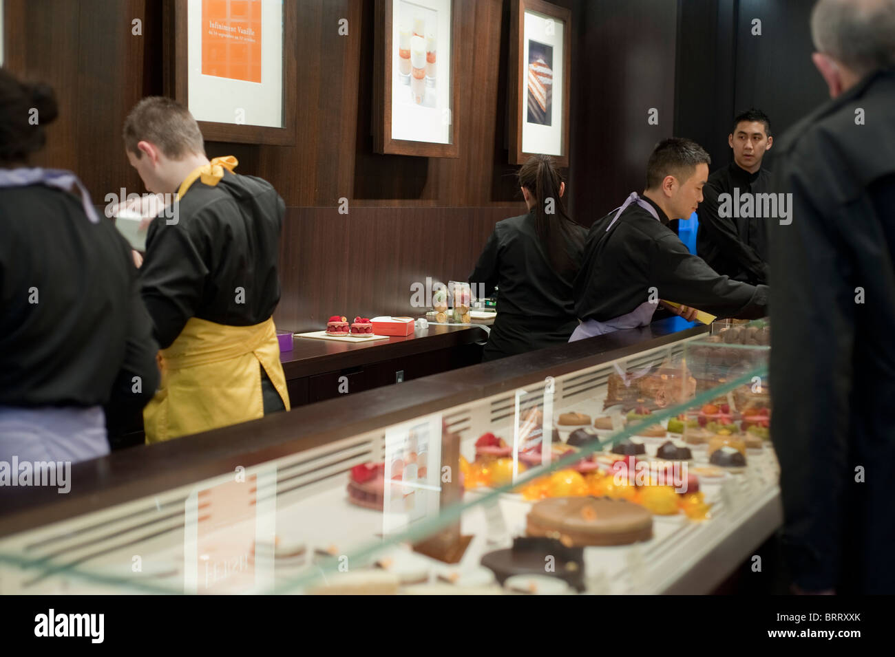 Paris, France, People Shopping in Luxury Chocolate Shop, Patisserie Desserts "Pierre Hermé" French Pastries Stockfoto