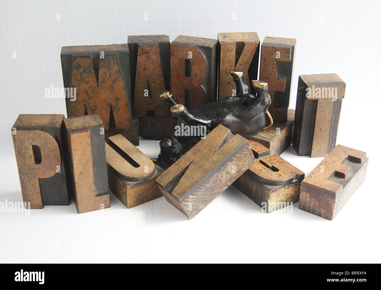 eine Upside-Down-Bull-Figur in der Mitte der Worte Markt stürzen, einige Buchstaben gestürzt Stockfoto