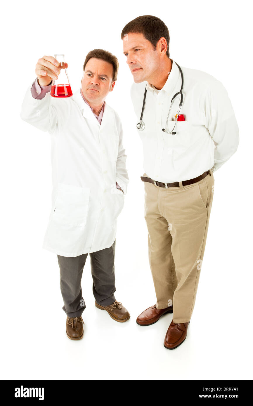 Wissenschaftler und Arzt gehen über Labor Testergebnisse zusammen. Voller Körper isoliert. Stockfoto