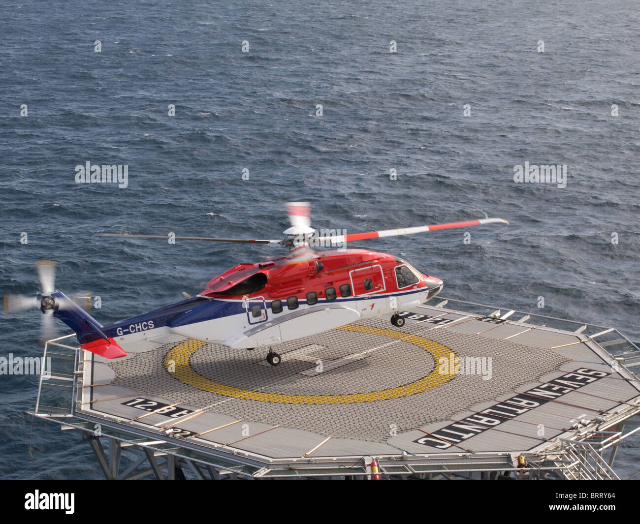 CHC Scotia S92 Landung auf das Tauchen Unterstützung Schiff Atlantic sieben in der Nordsee Stockfoto