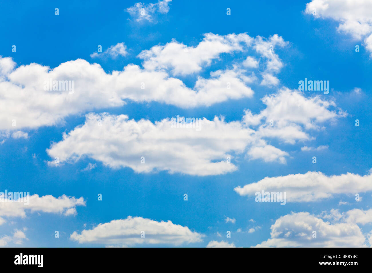 blauer Himmel mit weißen flauschigen Wolken-Hintergrund Stockfoto