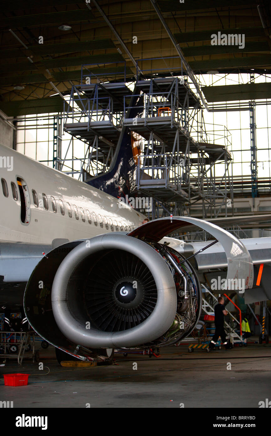 Wartung von Lufthansa Boeing 737 der Lufthansa Technik AG in Berlin-Schönefeld Flughafen, Berlin, Deutschland, Europa Stockfoto
