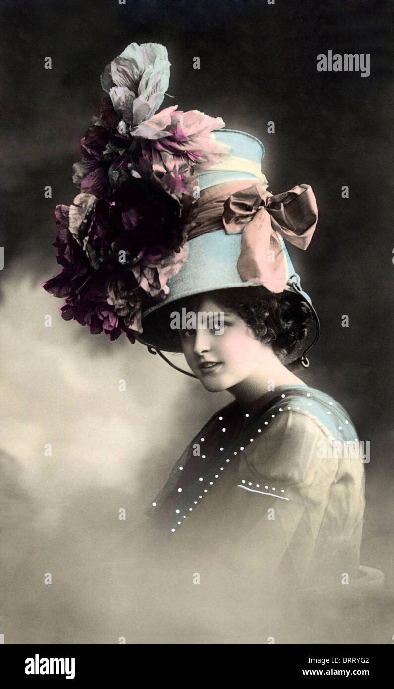 Frau trägt einen Eimer als Mode-Parodie, historisches Foto, einen Hut, um 1910 Stockfoto