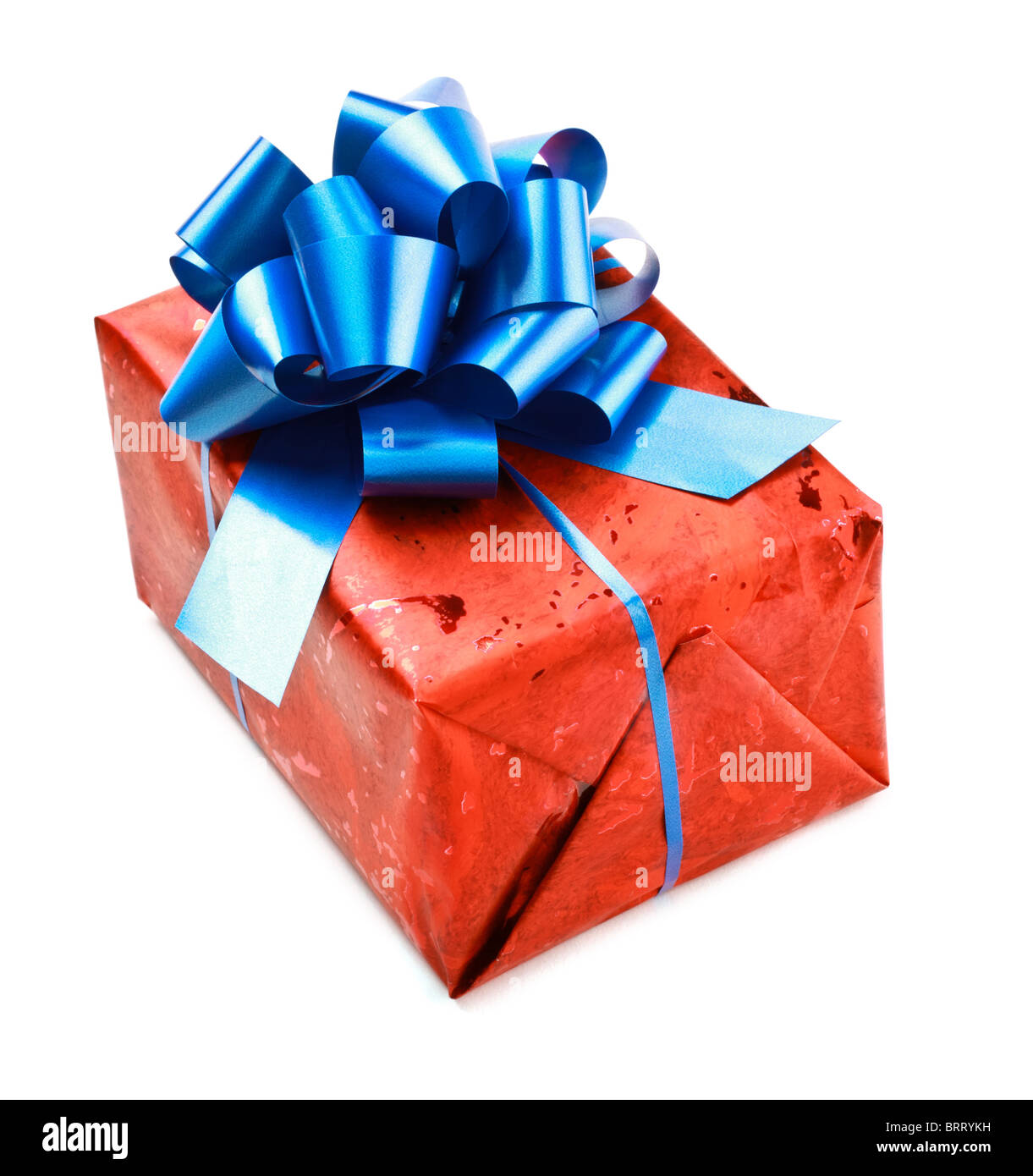 roten Geschenkbox mit blauen Bogen isoliert auf weiss Stockfoto