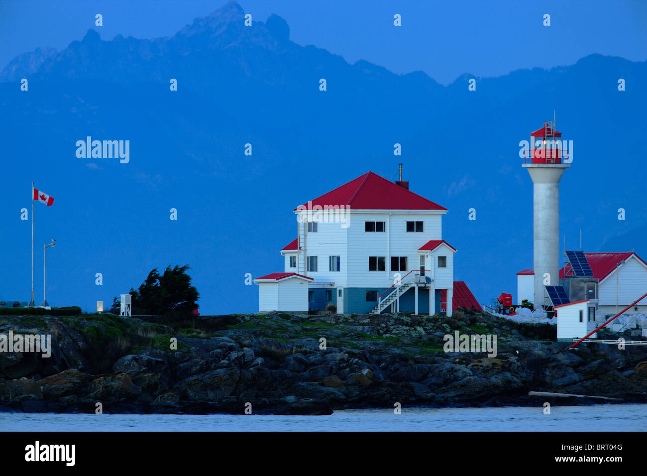 Eingang-Insel-Leuchtturm und Coastal Mountains bei Dämmerung-Gabriola Island, British Columbia, Kanada. Stockfoto
